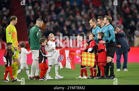 Ballkinder stellen sich auf, Torwart Manuel neuer FC Bayern München FCB (01) Jeffrey Gouweleeuw FC Augsburg FCA (06) Schiedsrichterteam um Schiedsrichter Schiedsrichter Daniel Schlager FC BAYERN MÜNCHEN FCB VS. FC AUGSBURG FCA 22.11.2024 DFL-VORSCHRIFTEN VERBIETEN JEDE VERWENDUNG VON FOTOS ALS BILDSEQUENZEN UND/ODER QUASI-VIDEO Stockfoto