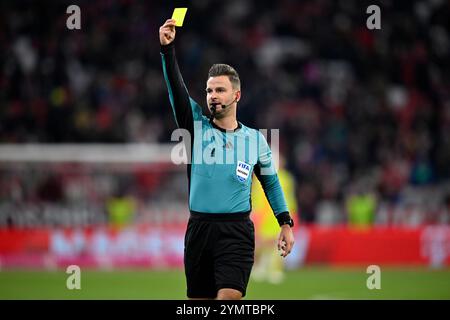 Schiedsrichter Daniel Schlager zeigt Keven Schlotterbeck FC Augsburg FCA (31) gelbe Karte gelb Verwarnung FC BAYERN MÜNCHEN FCB VS. FC AUGSBURG FCA 22.11.2024 DFL-VORSCHRIFTEN VERBIETEN JEDE VERWENDUNG VON FOTOS ALS BILDSEQUENZEN UND/ODER QUASI-VIDEO Stockfoto