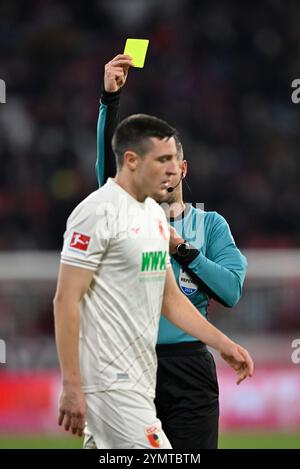 Schiedsrichter Daniel Schlager zeigt Keven Schlotterbeck FC Augsburg FCA (31) gelbe Karte gelb Verwarnung FC BAYERN MÜNCHEN FCB VS. FC AUGSBURG FCA 22.11.2024 DFL-VORSCHRIFTEN VERBIETEN JEDE VERWENDUNG VON FOTOS ALS BILDSEQUENZEN UND/ODER QUASI-VIDEO Stockfoto