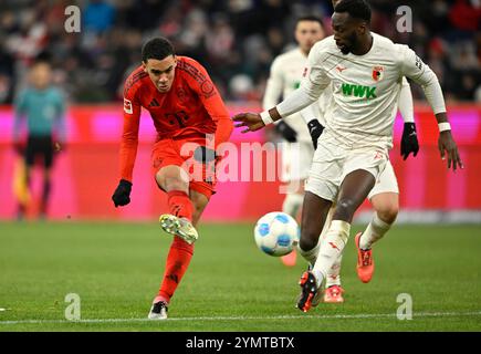 Torschuss Aktion Torchance Jamal Musiala FC Bayern München FCB (42) Chrislain Matsima FC Augsburg FCA (05) FC BAYERN MÜNCHEN FCB VS. FC AUGSBURG FCA 22.11.2024 DFL-VORSCHRIFTEN VERBIETEN JEDE VERWENDUNG VON FOTOS ALS BILDSEQUENZEN UND/ODER QUASI-VIDEO Stockfoto