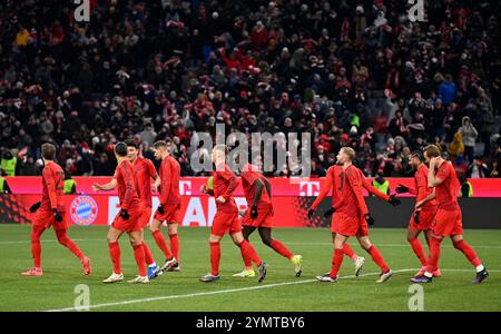 Torjubel nach 2:0 Harry Kane FC Bayern München FCB (09) (rechts) Thomas Müller FC Bayern München FCB (25) Leroy Sane FC Bayern München FCB (10) Min-Jae Kim FC Bayern München FCB (03) Leon Goretzka FC Bayern München FCB (08) Joshua Kimmich FC Bayern München FCB (06) Dayot Upamecano FC Bayern München FCB (02) Konrad Laimer FC Bayern München FCB (27) Alphonso Davies Bayern FC München FCB (19) Serge Gnabry FC Bayern München FCB (07) FC BAYERN MÜNCHEN FCB VS. FC AUGSBURG FCA 22.11.2024 DFL-VORSCHRIFTEN VERBIETEN DIE VERWENDUNG VON FOTOS ALS BILDSEQUENZEN UND/ODER QUASI-VIDEO Stockfoto