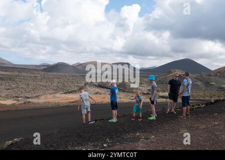 Lanzarote, Spanien : 13. Oktober 2024 : Menschen in der Vulkanlandschaft, La Geria, Lanzarote, Kanarische Inseln, Spanien, Europa. Weingebiet im vulkanischen La Stockfoto