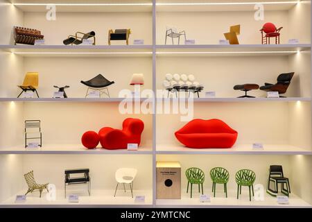 Miniaturen von Designerstühlen im Schaufenster des Vitra Museums weil am Rhein zeichnen die Geschichte des Designs nach. Von links nach rechts auf dem oberen Regal: MR. 90 Barcelona von Ludwig Mies van der Rohe, Art. 41 „Paimio“ und Sessel 42 von Alvar Aalto, Landi Chair von Hans Coray, Zick Zack stoel von Gerrit Rietveld und Johnson Wax Chair von Frank Lloyd Wright. Auf dem zweithöchsten Regal: Antony von Jean Prouvé, Butterfly Stool von Sori Yanagi, Coconut Chair von George Nelson, Tulip Chair von Eero Saarinen, Marshmallow Sofa von George Nelson und Lounge Chair & Ottoman von Charles & Ray EA Stockfoto