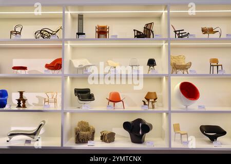 Miniaturen von Designerstühlen im Schaufenster des Vitra Museums weil am Rhein zeichnen die Geschichte des Designs nach. Von links nach rechts im obersten Regal: Stuhl Nr. 14 von Michael Thonet & Sons, Schaukelsessel Nr. 9 von J. & J. Kohn, Hill House 1 von Charles Rennie Mackintosh, Barrel Chair von Frank Lloyd Wright, Sitzmaschine von Josef Hoffmann, Rood blauwe stoel von Gerrit Rietveld und MR 20 von Mies van der Rohe. Auf dem zweithöchsten Regal: Womb Chair & Ottoman von Eero Saarinen, La Chaise, RAR und DSW von Charles & Ray Eames, Gala von Albini und Standard Chair von Jean Prouvé. Auf dem seco Stockfoto