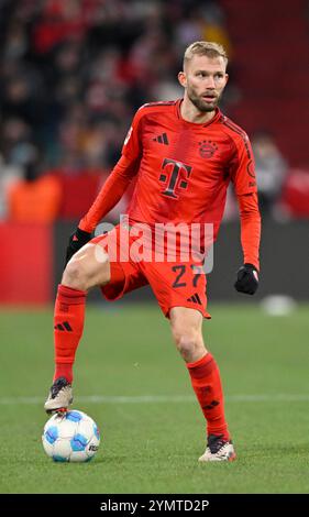 München, Deutschland. November 2024. Konrad Laimer FC Bayern München FCB (27) Aktion am Ball FC Bayern München FCB vs. FC Augsburg FCA 22.11.2024 DFL-BESTIMMUNGEN VERBIETEN JEDE VERWENDUNG VON FOTOGRAFIEN ALS BILDSEQUENZEN UND/ODER QUASI-VIDEO/dpa/Alamy Live News Stockfoto