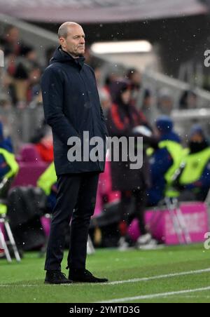 München, Deutschland. November 2024. Trainer Trainer Jess Thorup FC Augsburg FCA am Spielfeldrand FC Bayern München FCB vs. FC Augsburg FCA 22.11.2024 DFL-VORSCHRIFTEN VERBIETEN JEDE VERWENDUNG VON FOTOS ALS BILDSEQUENZEN UND/ODER QUASI-VIDEO/dpa/Alamy Live News Stockfoto