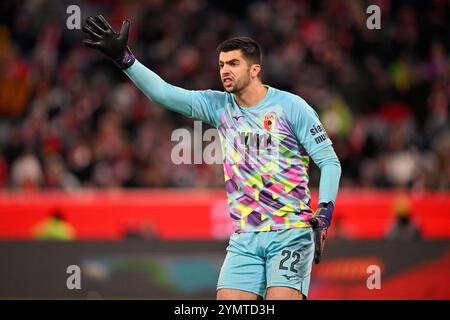 München, Deutschland. November 2024. Torwart Nediljko Labrovic FC Augsburg FCA (22) Gestik Geste FC Bayern München FCB vs. FC Augsburg FCA 22.11.2024 DFL-VORSCHRIFTEN VERBIETEN JEDE VERWENDUNG VON FOTOGRAFIEN ALS BILDSEQUENZEN UND/ODER QUASI-VIDEO/dpa/Alamy Live News Stockfoto