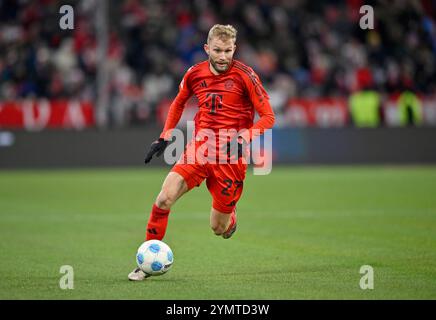 München, Deutschland. November 2024. Konrad Laimer FC Bayern München FCB (27) Aktion am Ball FC Bayern München FCB vs. FC Augsburg FCA 22.11.2024 DFL-BESTIMMUNGEN VERBIETEN JEDE VERWENDUNG VON FOTOGRAFIEN ALS BILDSEQUENZEN UND/ODER QUASI-VIDEO/dpa/Alamy Live News Stockfoto