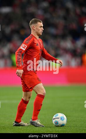 München, Deutschland. November 2024. Joshua Kimmich FC Bayern München FCB (06) Aktion am Ball FC Bayern München FCB vs. FC Augsburg FCA 22.11.2024 DFL-BESTIMMUNGEN VERBIETEN JEDE VERWENDUNG VON FOTOS ALS BILDSEQUENZEN UND/ODER QUASI-VIDEO/dpa/Alamy Live News Stockfoto