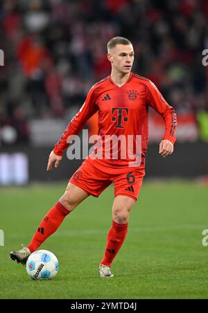 München, Deutschland. November 2024. Joshua Kimmich FC Bayern München FCB (06) Aktion am Ball FC Bayern München FCB vs. FC Augsburg FCA 22.11.2024 DFL-BESTIMMUNGEN VERBIETEN JEDE VERWENDUNG VON FOTOS ALS BILDSEQUENZEN UND/ODER QUASI-VIDEO/dpa/Alamy Live News Stockfoto