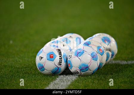 München, Deutschland. November 2024. Adidas Derbystar Spielbaelle liegen auf Rasen FC Bayern München FCB vs. FC Augsburg FCA 22.11.2024 DFL-VORSCHRIFTEN VERBIETEN JEDE VERWENDUNG VON FOTOGRAFIEN ALS BILDSEQUENZEN UND/ODER QUASI-VIDEO/dpa/Alamy Live News Stockfoto