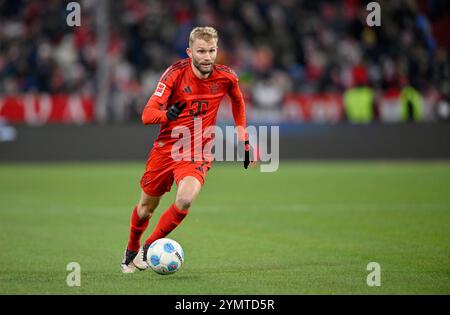 München, Deutschland. November 2024. Konrad Laimer FC Bayern München FCB (27) Aktion am Ball FC Bayern München FCB vs. FC Augsburg FCA 22.11.2024 DFL-BESTIMMUNGEN VERBIETEN JEDE VERWENDUNG VON FOTOGRAFIEN ALS BILDSEQUENZEN UND/ODER QUASI-VIDEO/dpa/Alamy Live News Stockfoto