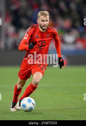 München, Deutschland. November 2024. Konrad Laimer FC Bayern München FCB (27) Aktion am Ball FC Bayern München FCB vs. FC Augsburg FCA 22.11.2024 DFL-BESTIMMUNGEN VERBIETEN JEDE VERWENDUNG VON FOTOGRAFIEN ALS BILDSEQUENZEN UND/ODER QUASI-VIDEO/dpa/Alamy Live News Stockfoto