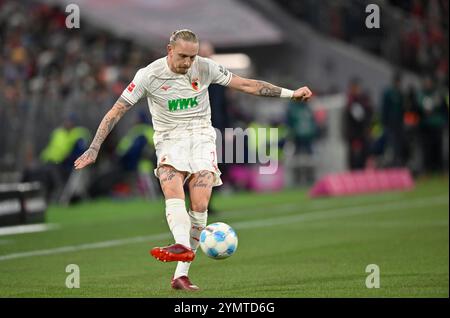 München, Deutschland. November 2024. Marius Wolf FC Augsburg FCA (11) Aktion am Ball FC Bayern München FCB vs. FC Augsburg FCA 22.11.2024 DFL-BESTIMMUNGEN VERBIETEN JEDE VERWENDUNG VON FOTOGRAFIEN ALS BILDSEQUENZEN UND/ODER QUASI-VIDEO/dpa/Alamy Live News Stockfoto