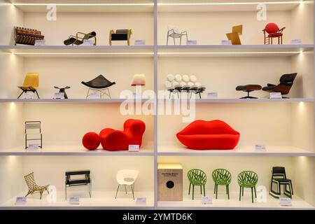 Miniaturen von Designerstühlen im Schaufenster des Vitra Museums weil am Rhein zeichnen die Geschichte des Designs nach. Von links nach rechts auf dem oberen Regal: MR. 90 Barcelona von Ludwig Mies van der Rohe, Art. 41 „Paimio“ und Sessel 42 von Alvar Aalto, Landi Chair von Hans Coray, Zick Zack stoel von Gerrit Rietveld und Johnson Wax Chair von Frank Lloyd Wright. Auf dem zweithöchsten Regal: Antony von Jean Prouvé, Butterfly Stool von Sori Yanagi, Coconut Chair von George Nelson, Tulip Chair von Eero Saarinen, Marshmallow Sofa von George Nelson und Lounge Chair & Ottoman von Charles & Ray EA Stockfoto