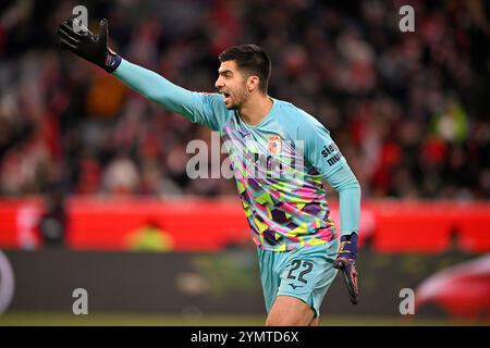 München, Deutschland. November 2024. Torwart Nediljko Labrovic FC Augsburg FCA (22) Gestik Geste FC Bayern München FCB vs. FC Augsburg FCA 22.11.2024 DFL-VORSCHRIFTEN VERBIETEN JEDE VERWENDUNG VON FOTOGRAFIEN ALS BILDSEQUENZEN UND/ODER QUASI-VIDEO/dpa/Alamy Live News Stockfoto