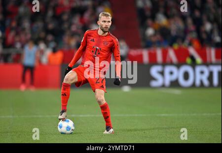 München, Deutschland. November 2024. Konrad Laimer FC Bayern München FCB (27) Aktion am Ball FC Bayern München FCB vs. FC Augsburg FCA 22.11.2024 DFL-BESTIMMUNGEN VERBIETEN JEDE VERWENDUNG VON FOTOGRAFIEN ALS BILDSEQUENZEN UND/ODER QUASI-VIDEO/dpa/Alamy Live News Stockfoto