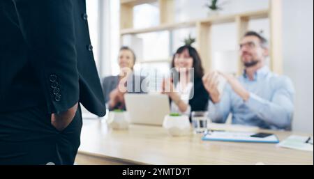 Klatschen, Vortrag oder Präsentation mit den Händen von Geschäftsleuten für Unterstützung, Erfolg oder Feier. Konferenz, Gewinner oder Applaus des Publikums für Stockfoto