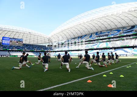 23. November 2024; Allianz Stadium, Sydney, NSW, Australien: A-League Football, Brisbane Roar gegen Adelaide United; eine Ansicht, wie die Spieler aufwärmen Credit: Action Plus Sports Images/Alamy Live News Stockfoto