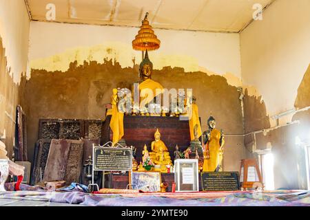 SAMUT PRAKAN, THAILAND, APR 01 2022,das Innere des alten Gebäudes im buddhistischen Tempel Wat Khun Samut Chin Stockfoto