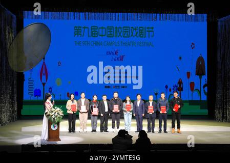 Chengdu, China, 22. November 2024. Das 9. China Campus Theatre Festival endet am 22. November 2024 in Chengdu, der Hauptstadt der südwestlichen chinesischen Provinz Sichuan. Rund 24 Aufführungen fanden während des Festivals statt. Quelle: Wang Lei/China News Service/Alamy Live News Stockfoto