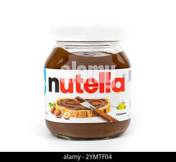 Nova Bana, Slowakei - 22. November 2024 : Nutella Ferrero gesüßte Haselnuss-Kakao-Aufstrichglas isoliert auf weißem Hintergrund. Stockfoto