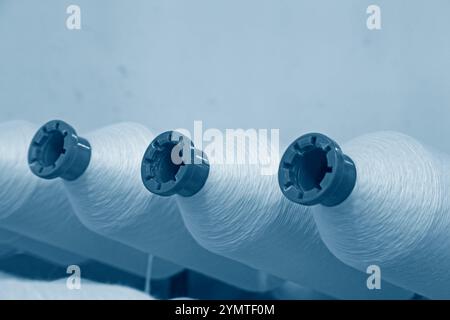 In der industriellen Nähmaschine versponnenes Garn, viele Fäden zusammen Stockfoto