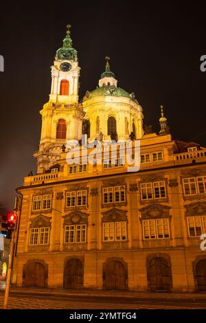 Atemberaubende Nikolaikirche, beleuchtet bei Nacht in der UNESCO-Stadt Prag, Tschechien. Stockfoto