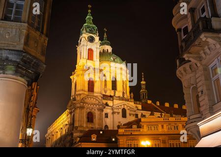 Atemberaubende Nikolaikirche, beleuchtet bei Nacht in der UNESCO-Stadt Prag, Tschechien. Stockfoto