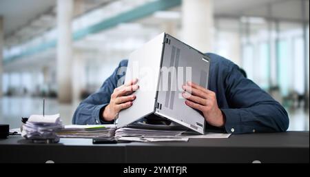 Junger Gutaussehender Junger Geschäftsmann, Der An Seinem Schreibtisch Hinter Seinem Laptop Saß Und Auf Die Kamera Schaute Stockfoto