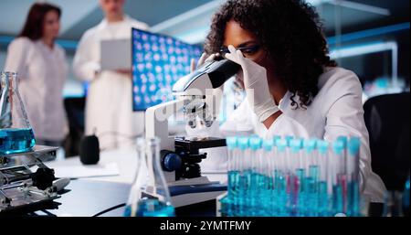 Medizinische Laborwissenschaftlerin Frau, Die Im Labor Mit Mikroskop Forscht Stockfoto