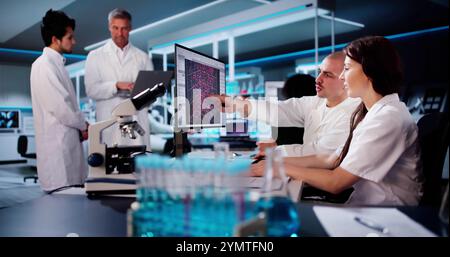 Forscher Im Forschungslabor Mit Computer. Medizinische Wissenschaft Stockfoto
