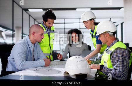 Treffen Eines Bauingenieurs Mit Geschäftsleuten Im Büro Stockfoto