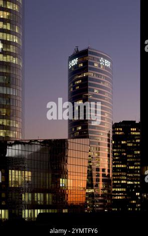 FRANKREICH, HAUTS DE SEINE (92), COURBEVOIE, PUTEAUX, GESCHÄFTSVIERTEL LA DEFENSE. EDF-TURM VON LINKS COEUR (VIGUIER) (PEI, COBB, FREED) Stockfoto