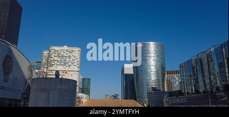 FRANKREICH. HAUTS-DE-SEINE (92) PUTEAUX. LA DEFENSE GESCHÄFTSVIERTEL. AUF DER ESPLANADE, DEM EDF-TURM UND DEM COEUR-VERTEIDIGUNGSBÜRO-KOMPLEX Stockfoto