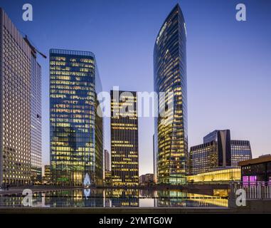 FRANKREICH, HAUTS-DE-SEINE (92) LA DEFENSE DISTRICT, DER BRUNNEN DES ISRAELISCHEN BILDENDEN KÜNSTLERS YAACOV AGAM, AM FUSSE DER WOLKENKRATZER UND DER ED Stockfoto