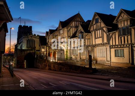 Das Lord Leycester Krankenhaus in der Abenddämmerung. Warwick, Warwickshire, England Stockfoto