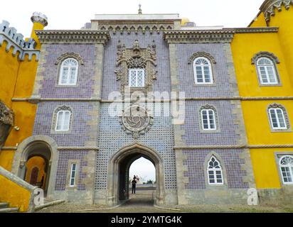 Neo Manueline-Fassade des Pena-Palastes, ein beeindruckendes UNESCO-Weltkulturerbe in der Gemeinde Sintra, Portugal, Europa Stockfoto