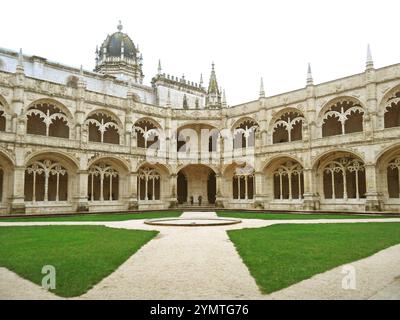 Atemberaubende Manuelinische Ornamentierung des zweistöckigen Klosters des Jeronimos-Klosters, ein UNESCO-Weltkulturerbe in Lissabon in Portugal, Europa Stockfoto