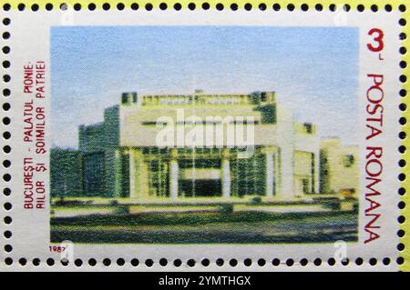 ISTANBUL, TÜRKEI - 03. JANUAR 2021: Rumänische Briefmarke zeigt Haus der jungen Pioniere, Bukarest um 1987 Stockfoto