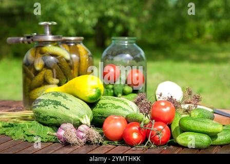 Frisches Gemüse mit eingelegten Gurken in Gläsern Stockfoto