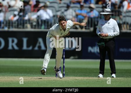 Perth Stadium, Perth, Australien. November 2024. International Test Cricket, Australien gegen Indien 1. Test Day 2; Mitch Marsh of Australia Bowls Credit: Action Plus Sports/Alamy Live News Stockfoto