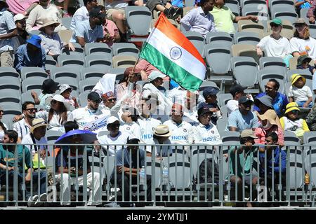 Perth Stadium, Perth, Australien. November 2024. International Test Cricket, Australien gegen Indien 1. Test Day 2; indische Fans jubeln für ihr Team Credit: Action Plus Sports/Alamy Live News Stockfoto