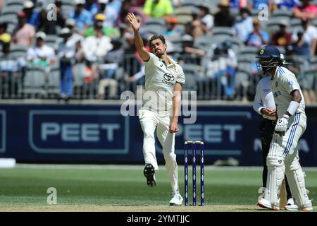 Perth Stadium, Perth, Australien. November 2024. International Test Cricket, Australien gegen Indien 1. Test Day 2; Mitchell Starc of Australia Bowls Credit: Action Plus Sports/Alamy Live News Stockfoto