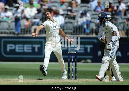 Perth Stadium, Perth, Australien. November 2024. International Test Cricket, Australien gegen Indien 1. Test Day 2; Mitchell Starc of Australia Bowls Credit: Action Plus Sports/Alamy Live News Stockfoto