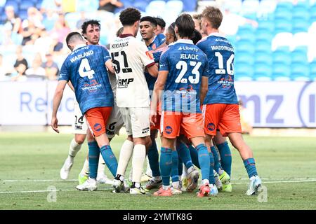 23. November 2024; Allianz Stadium, Sydney, NSW, Australien: A-League Football, Brisbane Roar gegen Adelaide United; Spieler streiten sich, nachdem Brisbane in der 43. Minute eine Strafe zugesprochen wurde. Credit: Action Plus Sports Images/Alamy Live News Stockfoto