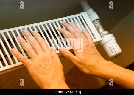 Hände Mit Heizkörper Erwärmen Stockfoto