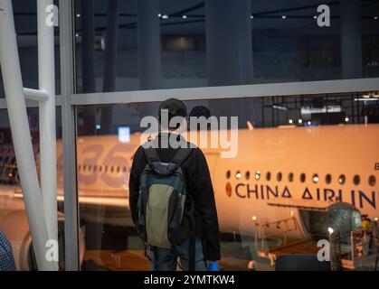 Auckland, Neuseeland - 22. Oktober 2024: Mann, der das Flugzeug der China Airlines am Flughafen Auckland ansieht. Stockfoto