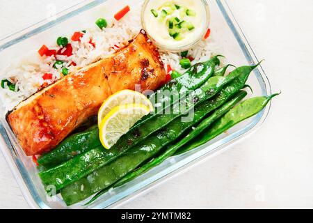 Lachs mit Reis und Gemüse in Glasbehältern für die Zubereitung von Mahlzeiten auf hellem Hintergrund, Blick von oben. Gesunder Lebensstil. Stockfoto