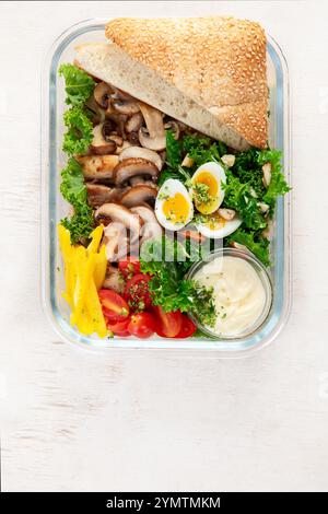 Gesunde Mahlzeit Vorbereitungsbehälter mit Huhn und Gemüse auf hellem Hintergrund. Draufsicht. Lunchpaket. Kopierfeld. Stockfoto